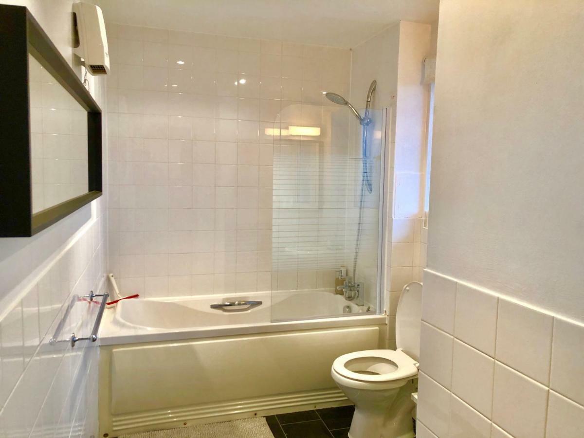 2 Bedrooms Modern Apartment, Lounge, Full Kitchen, Balcony, 5 Minutes Stratford Station London Bagian luar foto