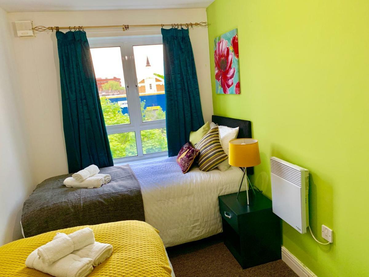 2 Bedrooms Modern Apartment, Lounge, Full Kitchen, Balcony, 5 Minutes Stratford Station London Bagian luar foto