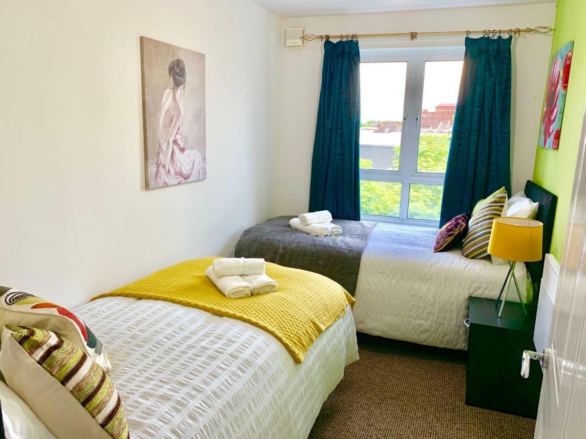 2 Bedrooms Modern Apartment, Lounge, Full Kitchen, Balcony, 5 Minutes Stratford Station London Bagian luar foto