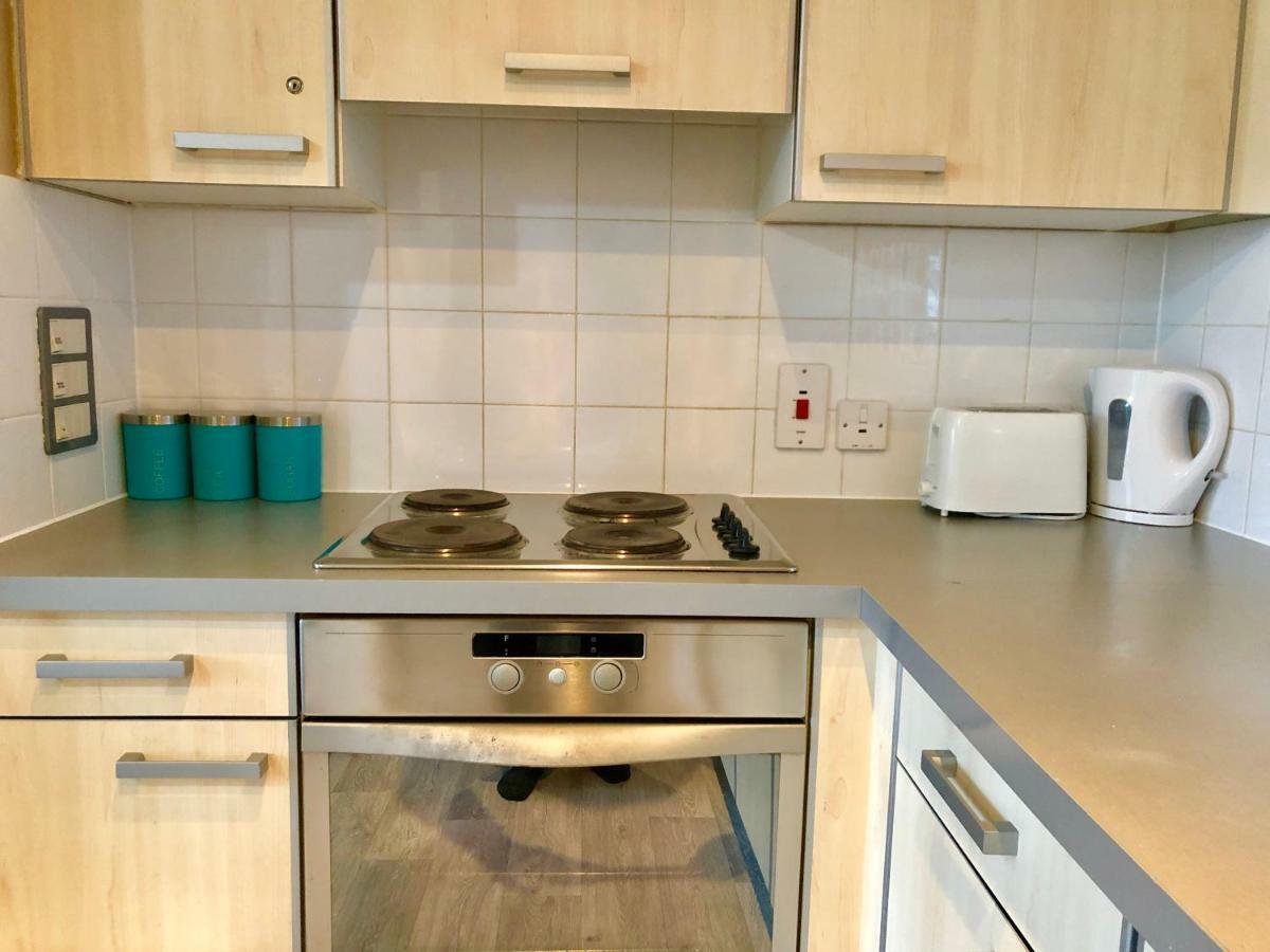 2 Bedrooms Modern Apartment, Lounge, Full Kitchen, Balcony, 5 Minutes Stratford Station London Bagian luar foto