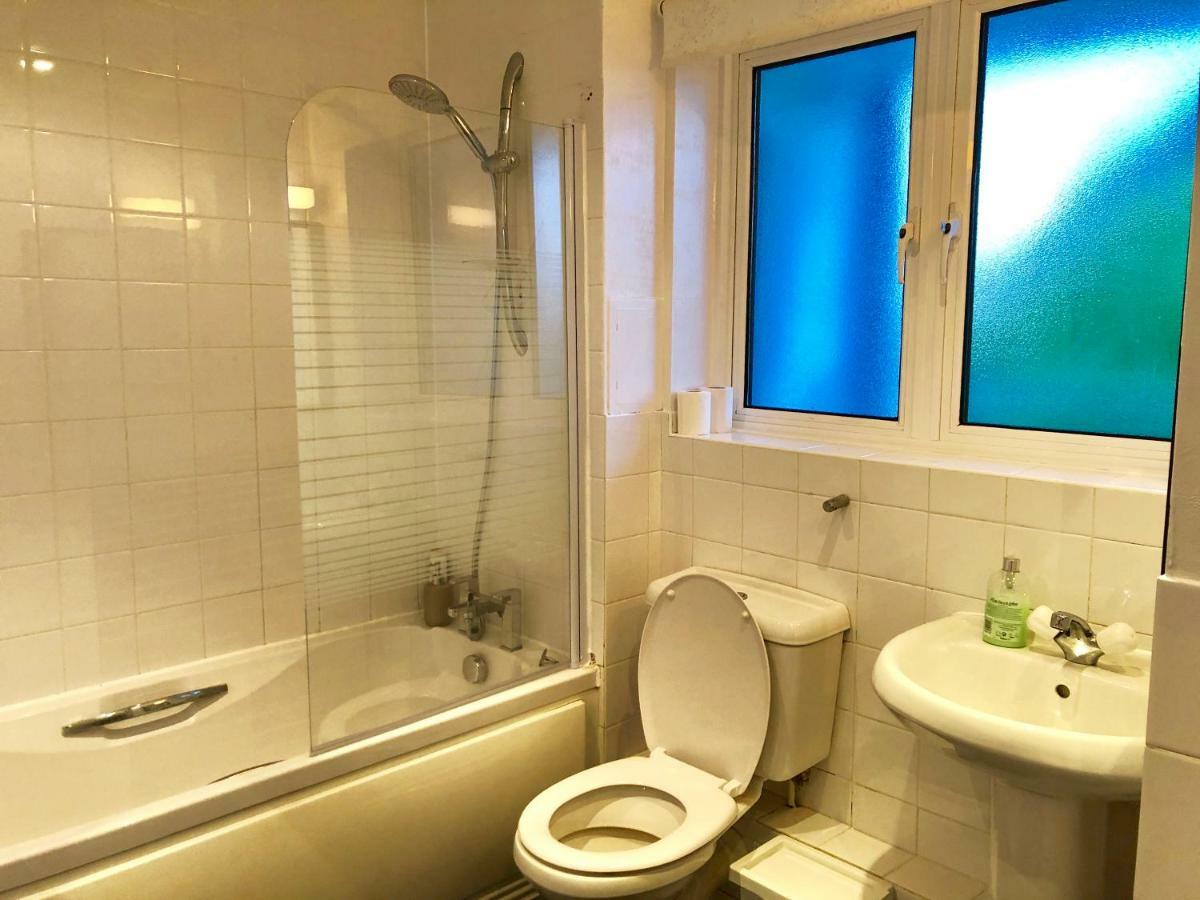 2 Bedrooms Modern Apartment, Lounge, Full Kitchen, Balcony, 5 Minutes Stratford Station London Bagian luar foto