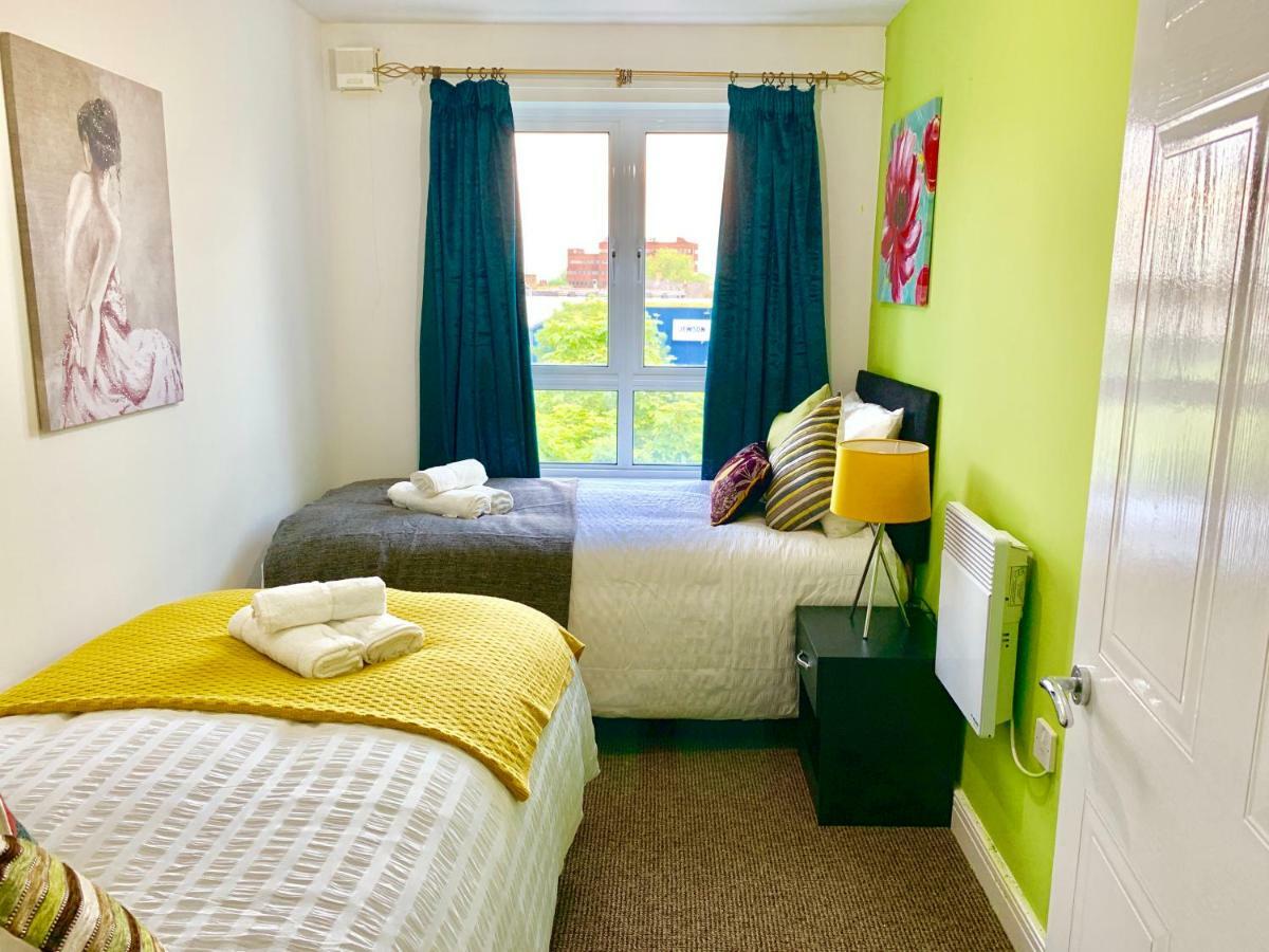 2 Bedrooms Modern Apartment, Lounge, Full Kitchen, Balcony, 5 Minutes Stratford Station London Bagian luar foto