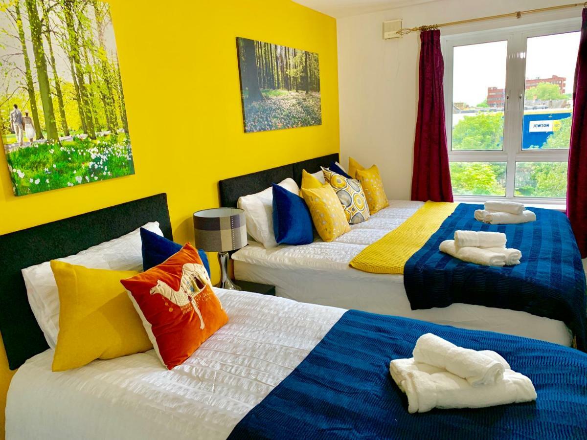 2 Bedrooms Modern Apartment, Lounge, Full Kitchen, Balcony, 5 Minutes Stratford Station London Bagian luar foto